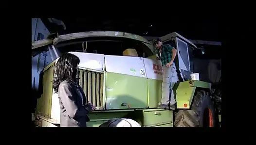 Azgın orta yaşlı seksi kadın domalarak sikiliyor ve ağzına büyük amatör yarakla boşalıyor