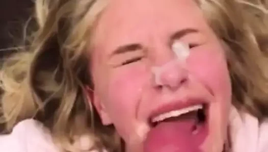 Güzel Polonyalı sarışın amatör iyi bir yüz için facefucked