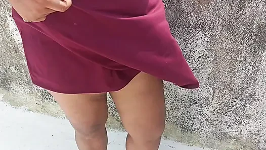 Tombul orta yaşlı seksi kadın binanın çatısına tırmanıyoruz