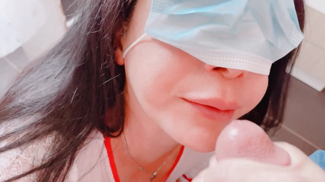 Seksi ev hanımı hemşire ereksiyona ve boşalmaya yardımcı oluyor