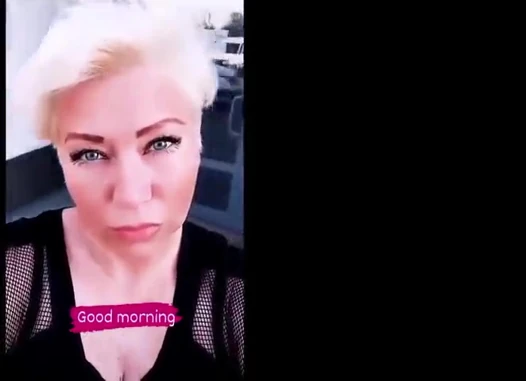 Olgun sürtük karımın havalı uzun edepsiz dansı. 50 yaşında ve genç bir kız gibi atlıyor!