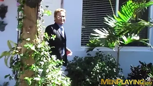 İşadamı klas takım elbiseli gay buff züppeden oral seks alır