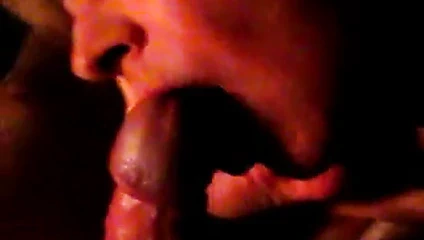 Olgun eş berbat yalıyor onu ağız splattered ile meni