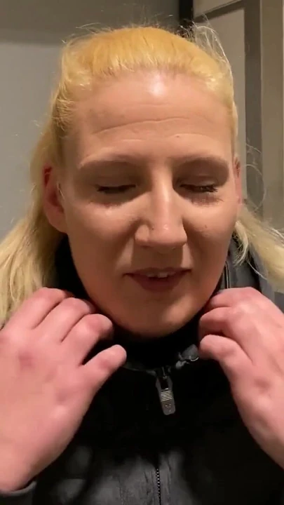 Эмоциональный момент из "Признан поклонником в магазине! Анально трахнули и яйца отсосали насухо! Ты будешь моей следующей встречей поклонников?"