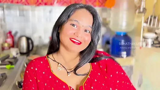 Güzel anne mutfakta yemek pişirirken beni baştan çıkardı - ateşli seks