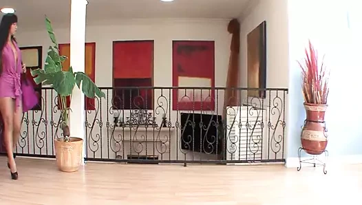 Azgın genç kız uzun bir yolculuktan döndükten sonra üvey kız kardeşini ıslak amını tatmin ediyor