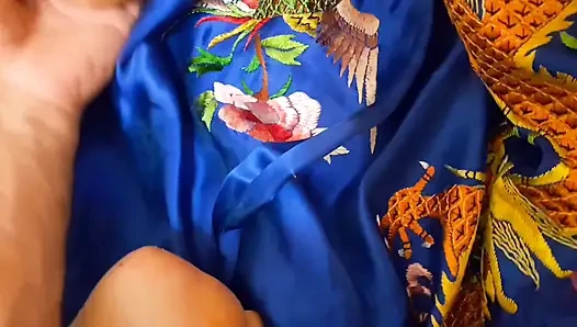 Selena'nın güzel doğal ayaklarında oyunlar