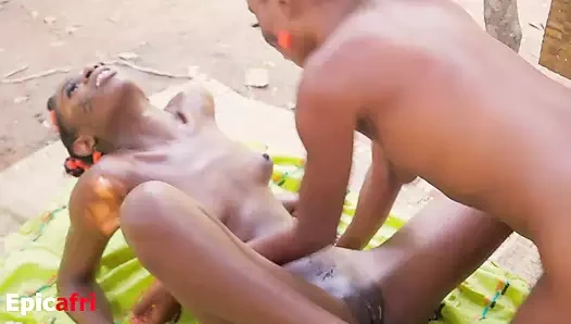 Yeni bir karım var ve ilk karım onu benden önce sikiyor