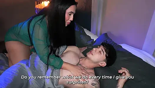 Büyük götlü orta yaşlı seksi kadın hata yapıyor ve sonunda iyi donanımlı üvey oğlunu sikiyor.