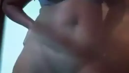 Afrikalı kızlarım vücudunu videoda gösteriyor