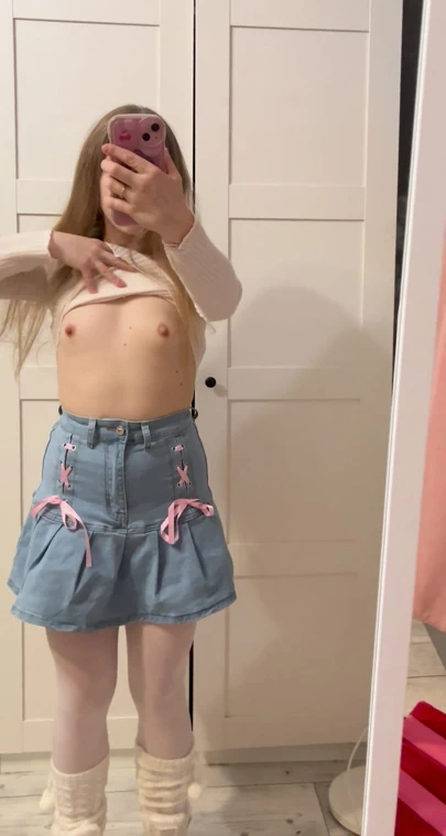 Tatlı kız göğüslerini gösteriyor