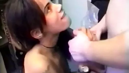 Tam yırtıklı genç bir kadın parkta oyuncumuz tarafından yaklaşmış.