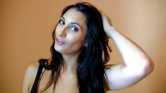 Sıcak seksi ispanyolca evli busty bebek asılmış bir sırt çantalı kovboy kıza biniyor