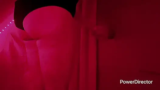 Disko tuvaletinde duvar deliği, bir yabancıyı emiyor