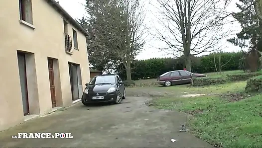 Büyük memeli şehirli kaltak yanlış çiftçiyle sikişiyor