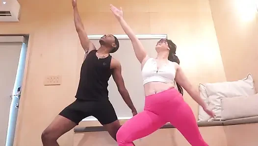Amatör evli kadın ateşli yoga seansı sırasında büyük zenci alıyor