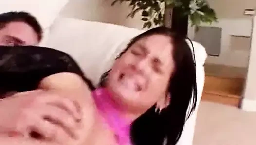 Busty esmer gösterileri ona memeler ve sikikleri damızlık üzerinde kanepe