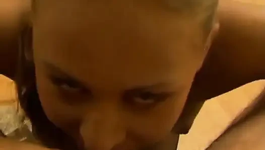 Yarak delisi güzellik dizlerinin üstüne çıkıyor ve zonklayan bir yarağı yalıyor