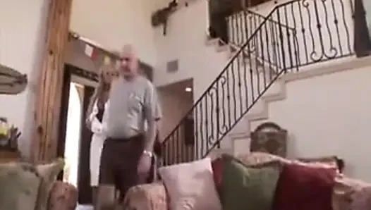 Muhteşem sarışın piliç kanepede sertçe sikiliyor
