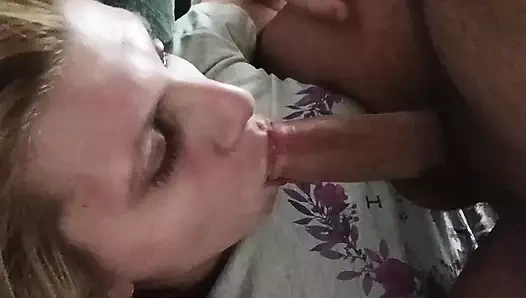 Güzel sarışın orta yaşlı seksi kadın için sabah saksosu