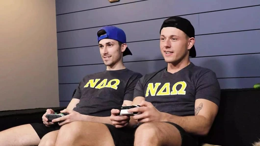 Büyük yaraklı fratboy sikişen tatlı kız tarafından büyüklüğünü kanıtlıyor