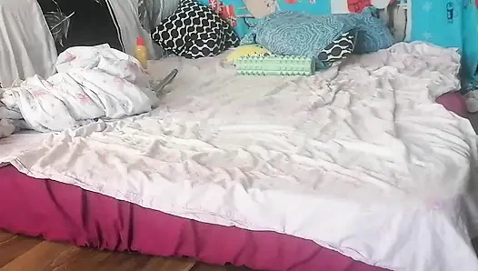 Amatör çift yatak odasında çılgın seks yapıyor.