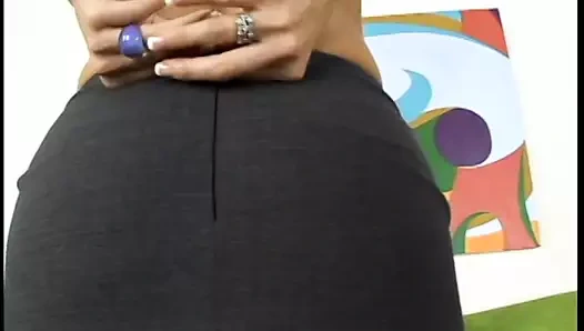 Kıvrımlı kadın kocasının iş ortağını baştan çıkarıyor