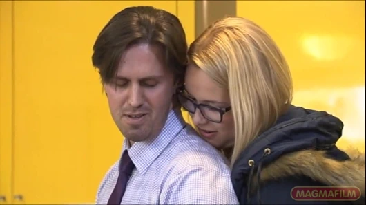 Soyunma zamanı değil. Bebek rüyası tamamen giyinik sikiliyor