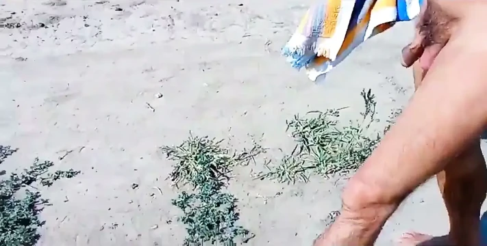 Mulat çıplak yürüyor ve yarakla mastürbasyon yapıyor