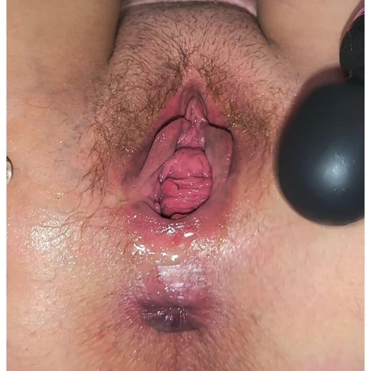 Ateşli sarışın mastürbasyon çifte penetrasyon ve fışkırtma