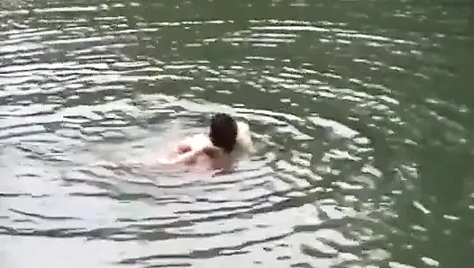 Güzel bir sarışın için doğada üçlü.