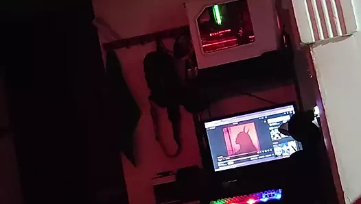 Azgın bir gencin mastürbasyon yaparken götünü yutuyor