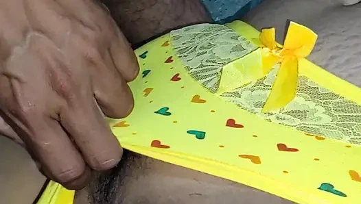 I'm a virgin! Oh yes, that's so good! Slowly penetrate my pussy in this Tamil Indian video.