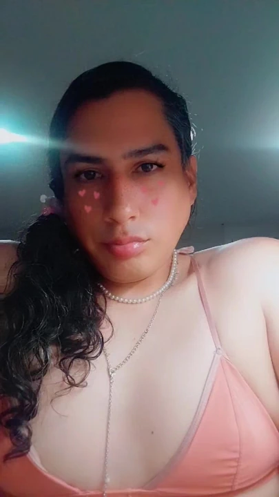 Herkese merhaba. Sarılıyor ve öpüyor