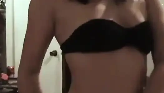 Olivia mastürbasyon yapıyor ve edward'ın yarağını sıvazlıyor