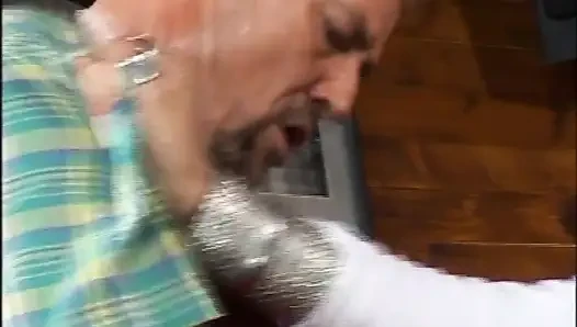 Büyük memeli zenci kız amında büyük beyaz yarağı seviyor