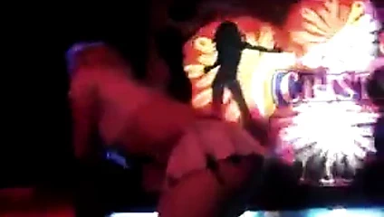 Sıcak Latin dans eden kız