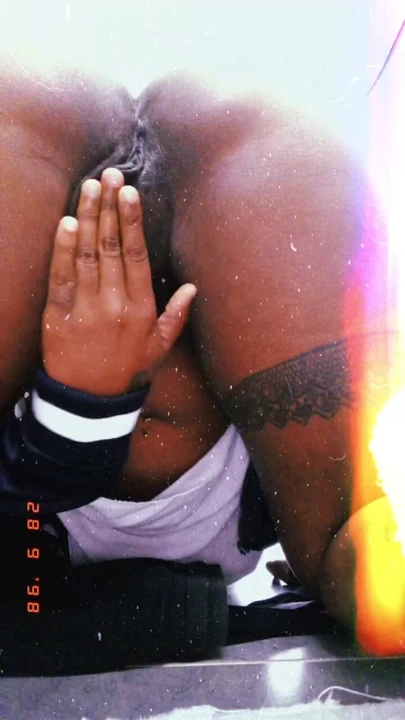 Однажды горячая мамочка трахает пальцами