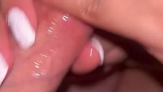 Renkli parmaklı beyaz ışıltılı tırnaklar