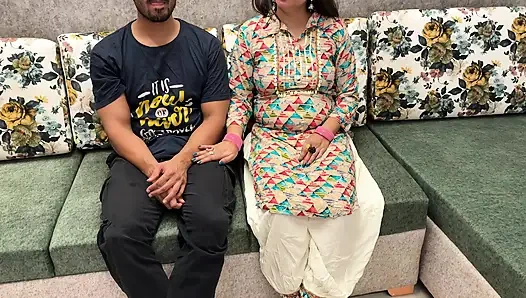 Üvey annenin oğlu - sevecen orta yaşlı seksi kadın Saara ihmal edilen üvey oğlunun onu rahatlatmak için büyük göğüslerine sarılmasına izin veriyor