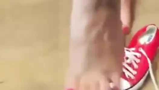 Kırmızı kanvas, beyaz kauçuk, fuşya ayak tırnakları (bölüm 2)