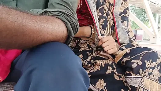 railway station par bhabhi ko sex chda