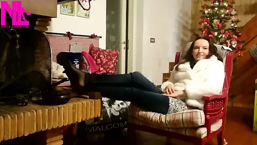 Şöminede hortumlu ayaklarımı ısıtıyor
