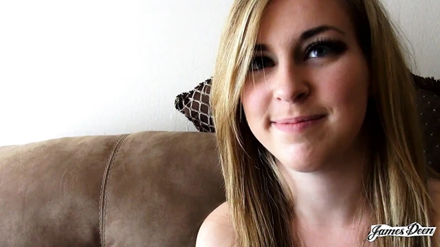 Gergin sarışın genç kız James Deen ile ilk kez iyi bir seks yapmak için soyunuyor
