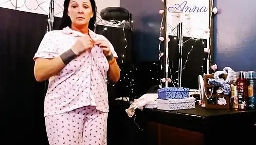 Seksi kıyafetler külotlu çorap iç çamaşırı deniyor