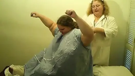 Angie buraya düştü ve hemşire Vicki ile muayene odasında