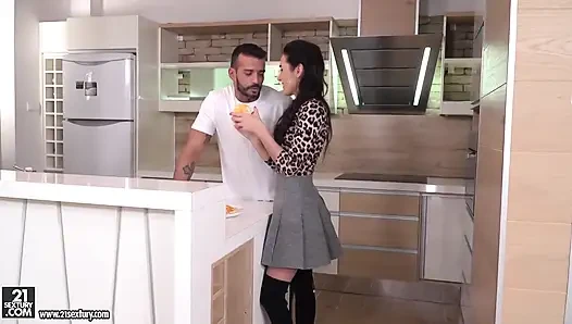 21 sextury - çifte penetrasyon sürücüleri Cherry'i vahşi bir şekilde taşıyor!