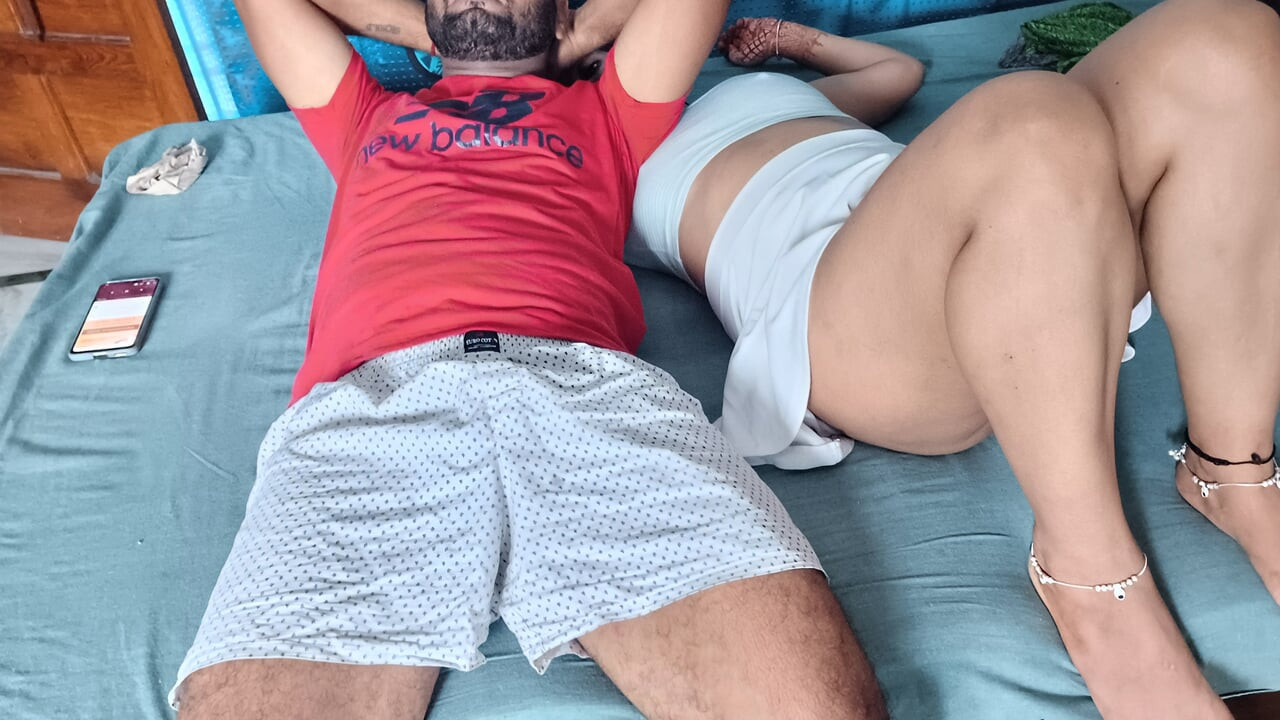Ateşli Hintli üniversiteli kız okuldan gelirken komşusundan sert sikişiyor