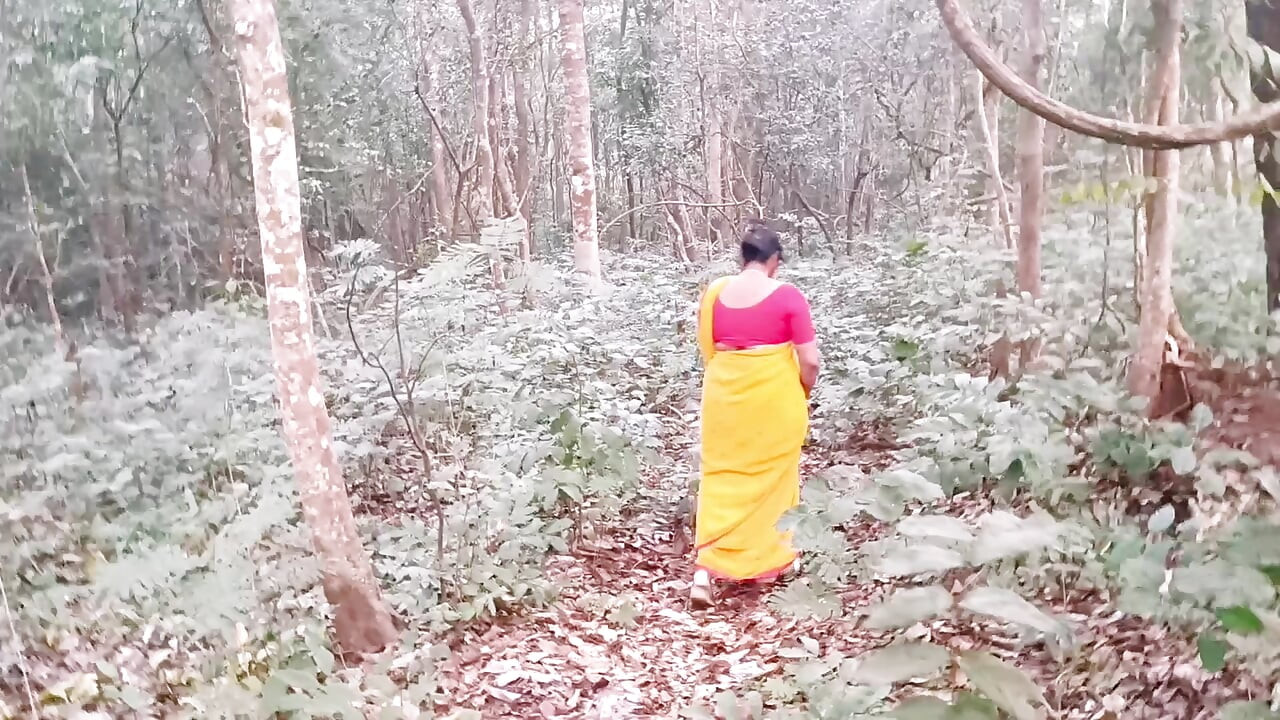 Hintli açık havada ormanda seks