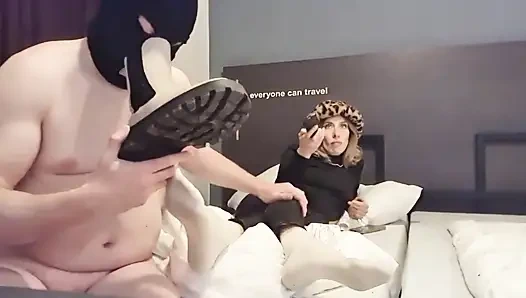 Terli Çizmelerimi, Beyaz Çoraplarımı Ve Ayaklarımı Kokluyor Ve Yalıyor